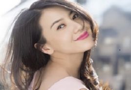 高圓圓穿白裙現(xiàn)身活動現(xiàn)場，網(wǎng)友評論：女神身邊的“他們”更顯風范